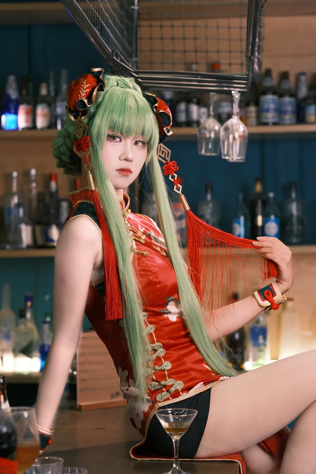 【魔女C.C.cos】反叛的鲁鲁修红色旗袍造型的慵懒酒吧夜 - 第 2 张