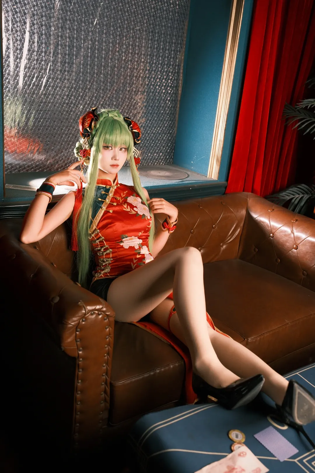 【魔女C.C.cos】反叛的鲁鲁修红色旗袍造型的慵懒酒吧夜 - 第 3 张