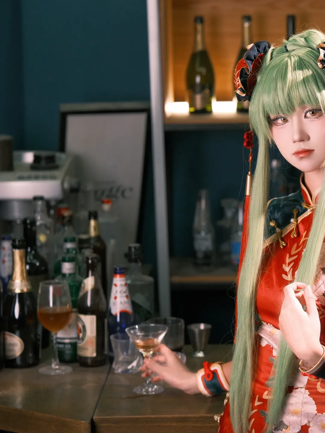 【魔女C.C.cos】反叛的鲁鲁修红色旗袍造型的慵懒酒吧夜 - 第 4 张