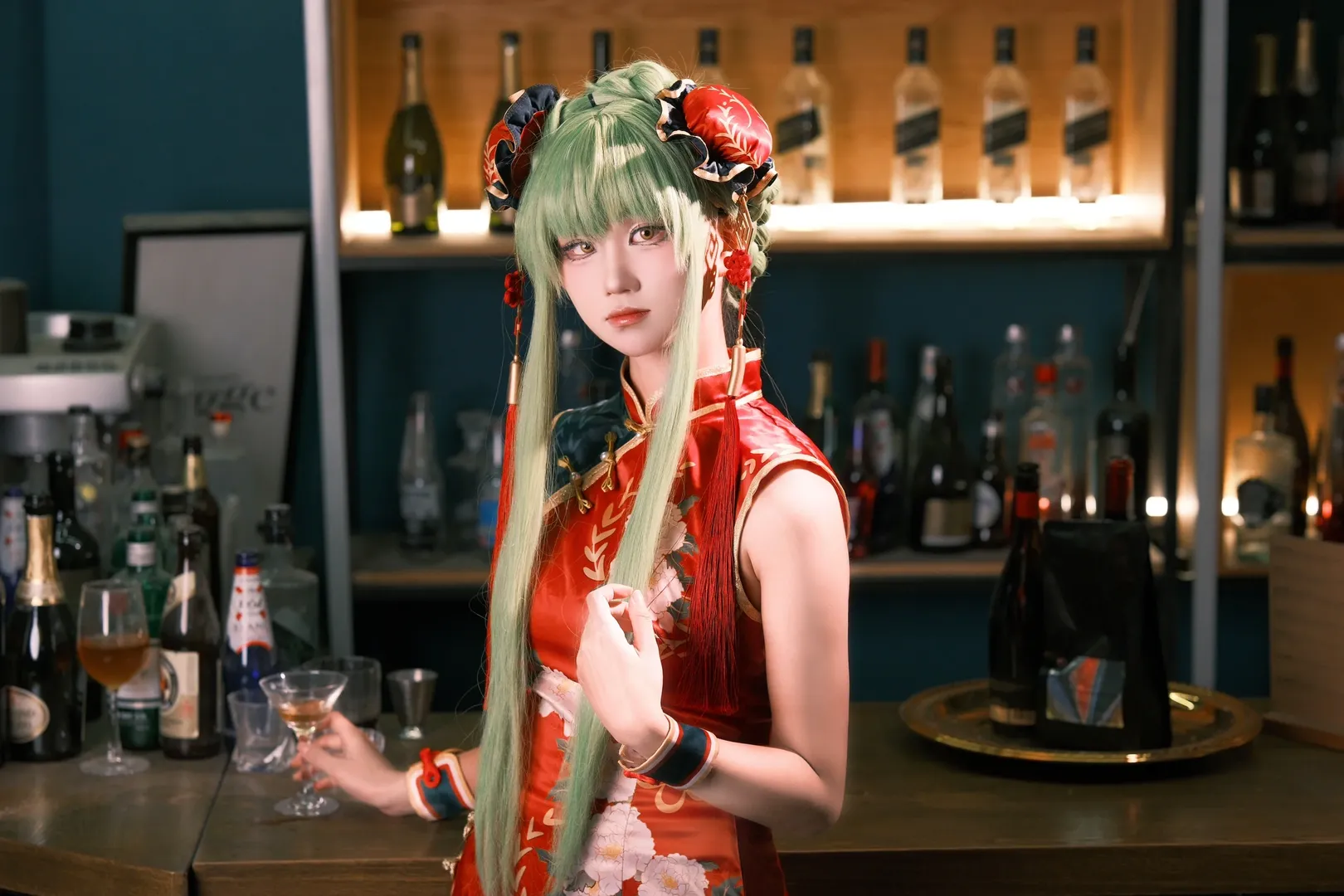 【魔女C.C.cos】反叛的鲁鲁修红色旗袍造型的慵懒酒吧夜 - 第 6 张