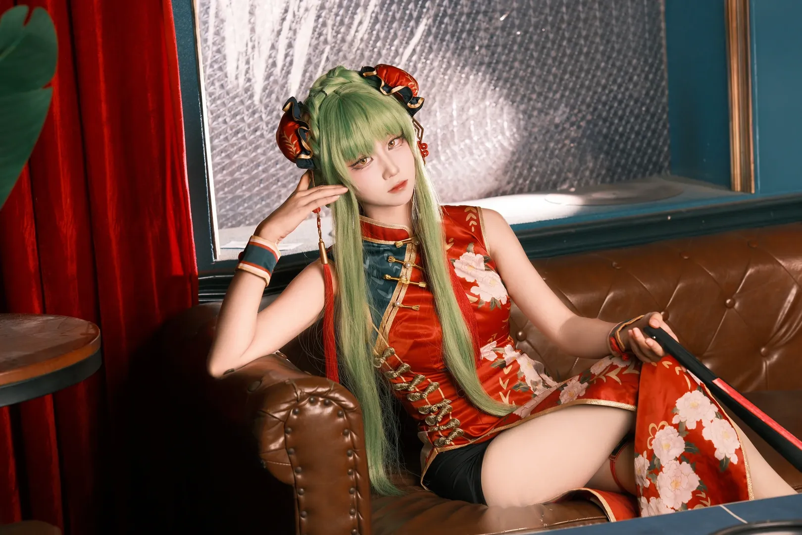 【魔女C.C.cos】反叛的鲁鲁修红色旗袍造型的慵懒酒吧夜 - 第 9 张