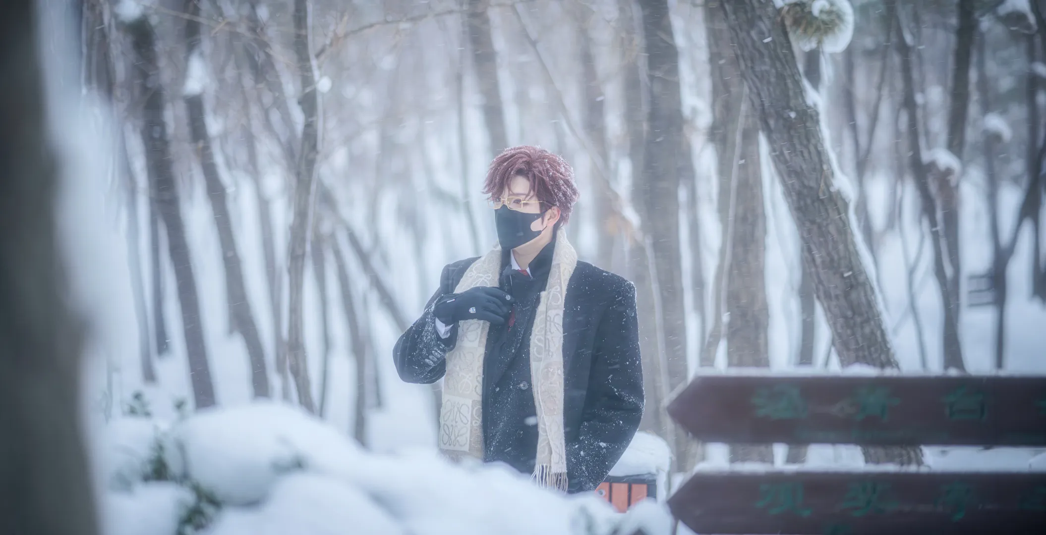 雪地里的黑色大衣旅拍，这套冬季穿搭真的太出片了 - 第 1 张