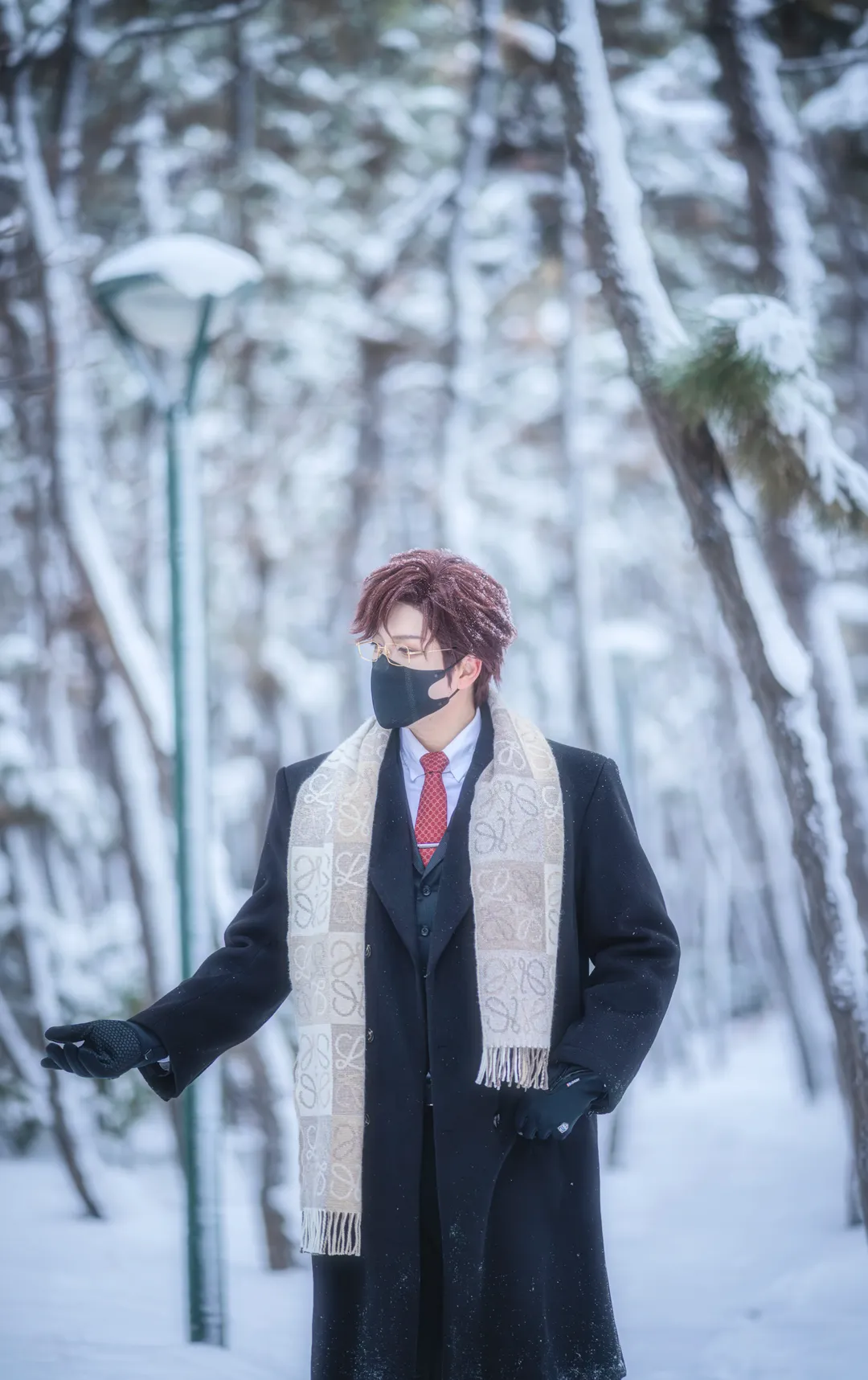 雪地里的黑色大衣旅拍，这套冬季穿搭真的太出片了 - 第 2 张