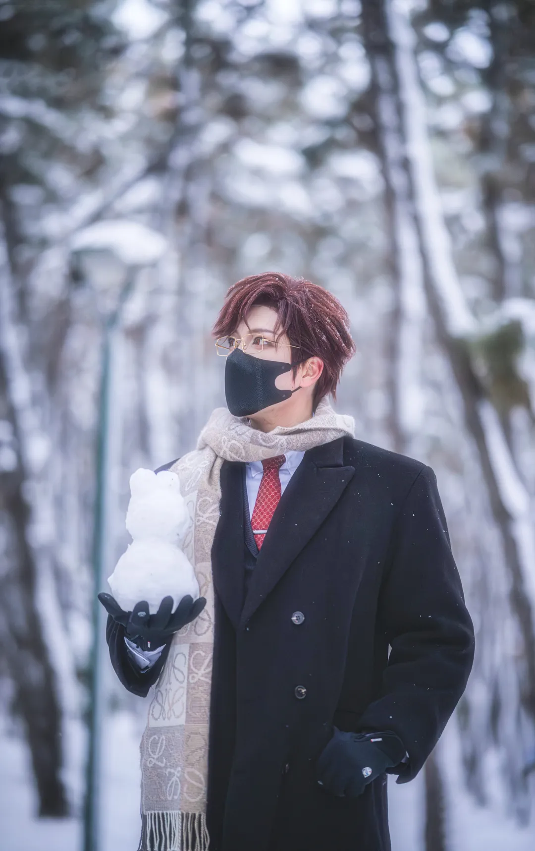 雪地里的黑色大衣旅拍，这套冬季穿搭真的太出片了 - 第 4 张