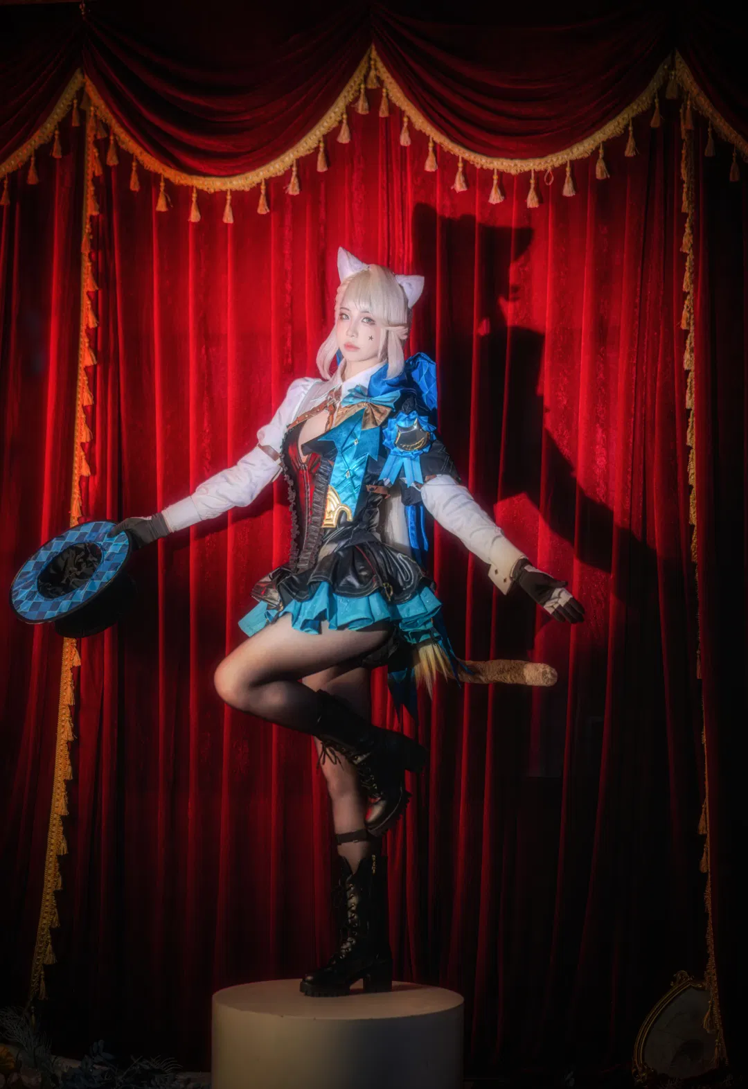 【琳妮特cos】原神魔术猫猫的红幕布舞台时刻 - 第 3 张