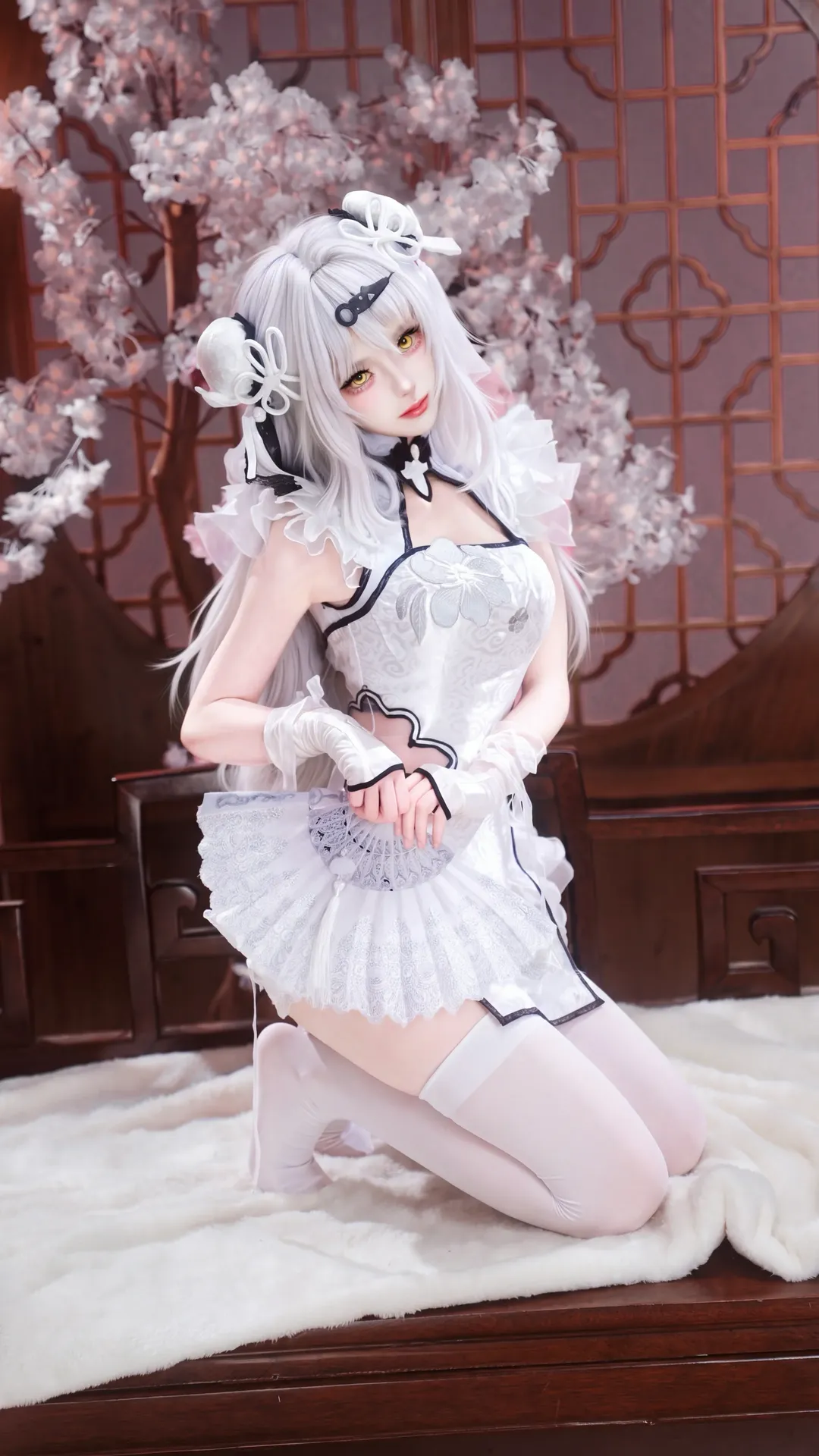 【仪玄cos】绝区零玉髓冰心风格，白丝折扇与中式木作场景 - 第 1 张