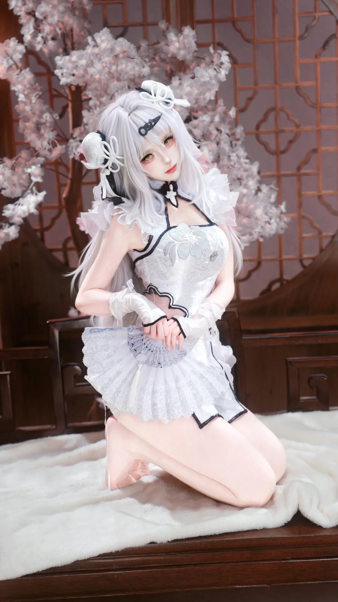 【仪玄cos】绝区零玉髓冰心风格，白丝折扇与中式木作场景 - 第 2 张