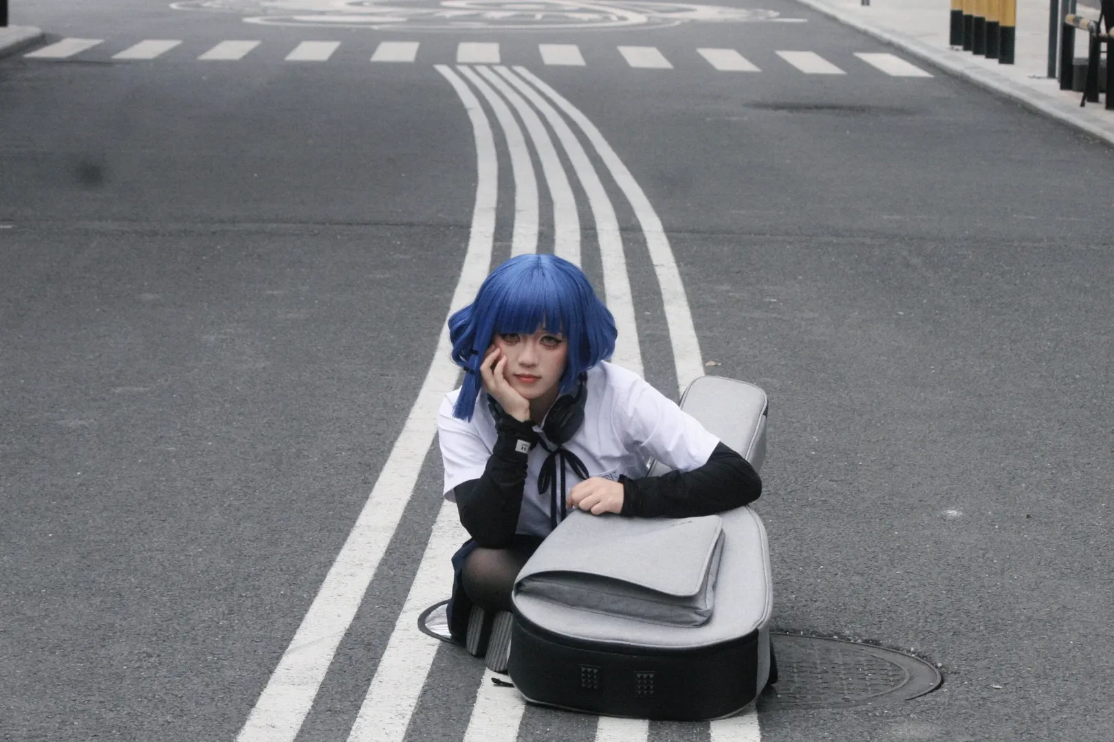 【山田リョウ コスプレ】ギターケースを背負い、街角で彼女の個性と冷淡さを表現する