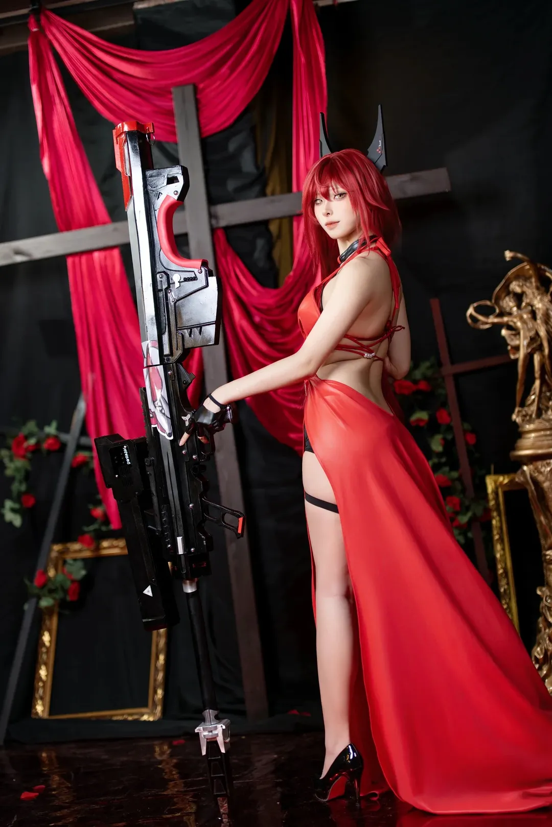 【小红帽cos】胜利女神妮姬的荒诞红礼服造型 - 第 11 张