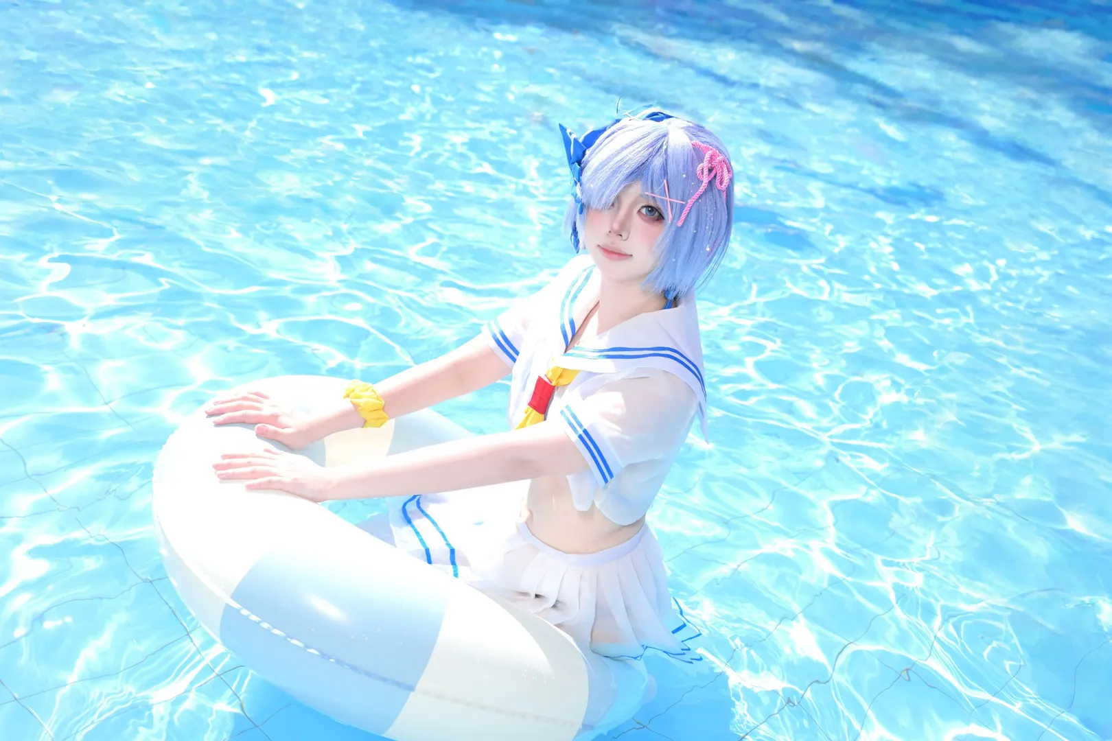 【蕾姆cos】夏日泳池的水手服与白丝袜写真 - 第 1 张