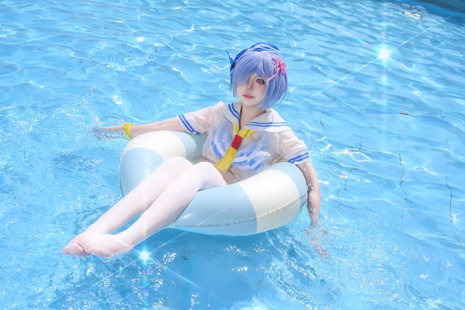 【蕾姆cos】夏日泳池的水手服与白丝袜写真