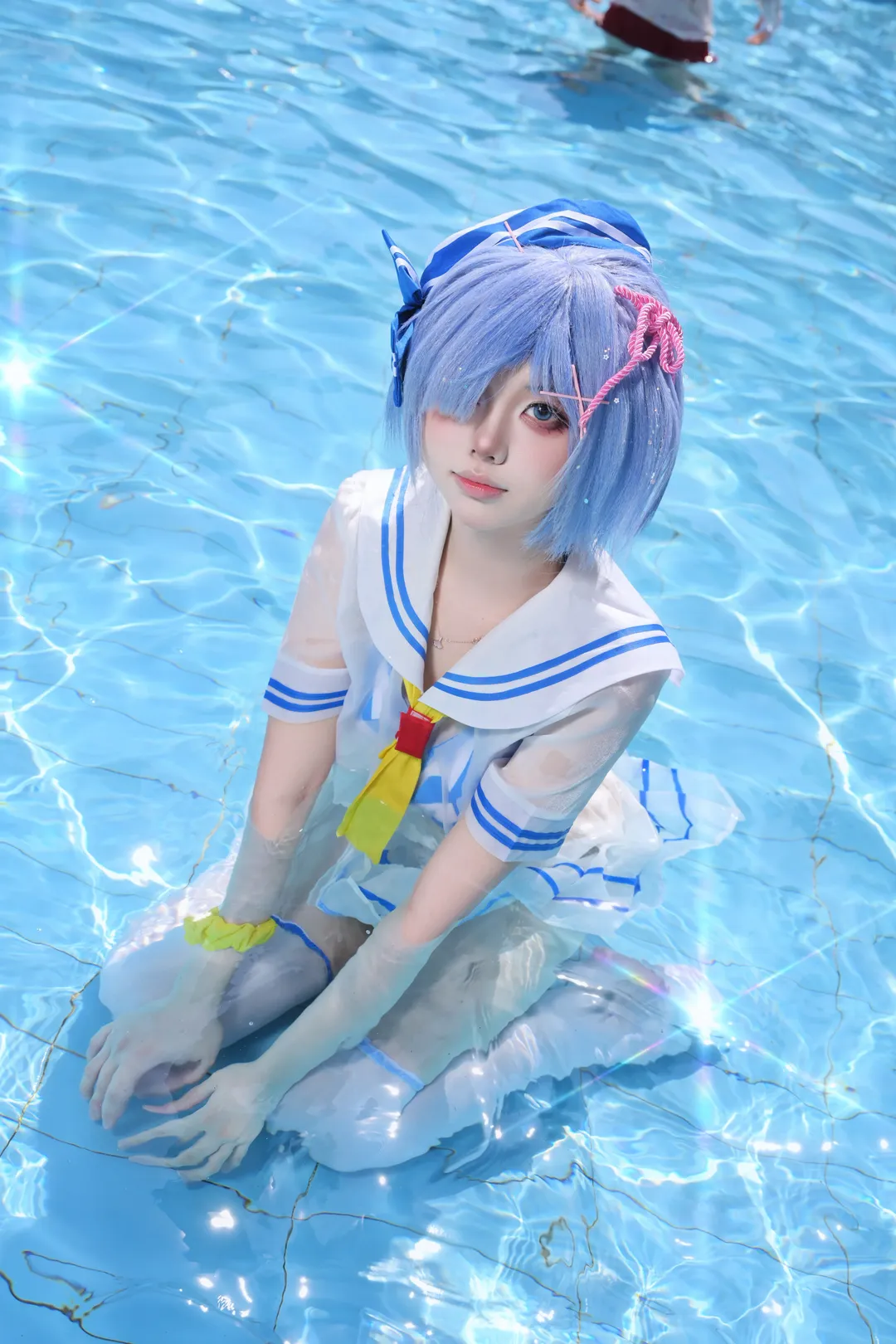 【蕾姆cos】夏日泳池的水手服与白丝袜写真 - 第 3 张