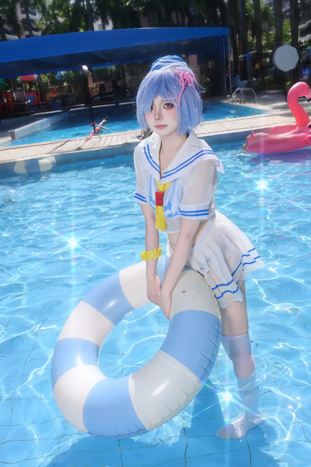 【蕾姆cos】夏日泳池的水手服与白丝袜写真 - 第 4 张