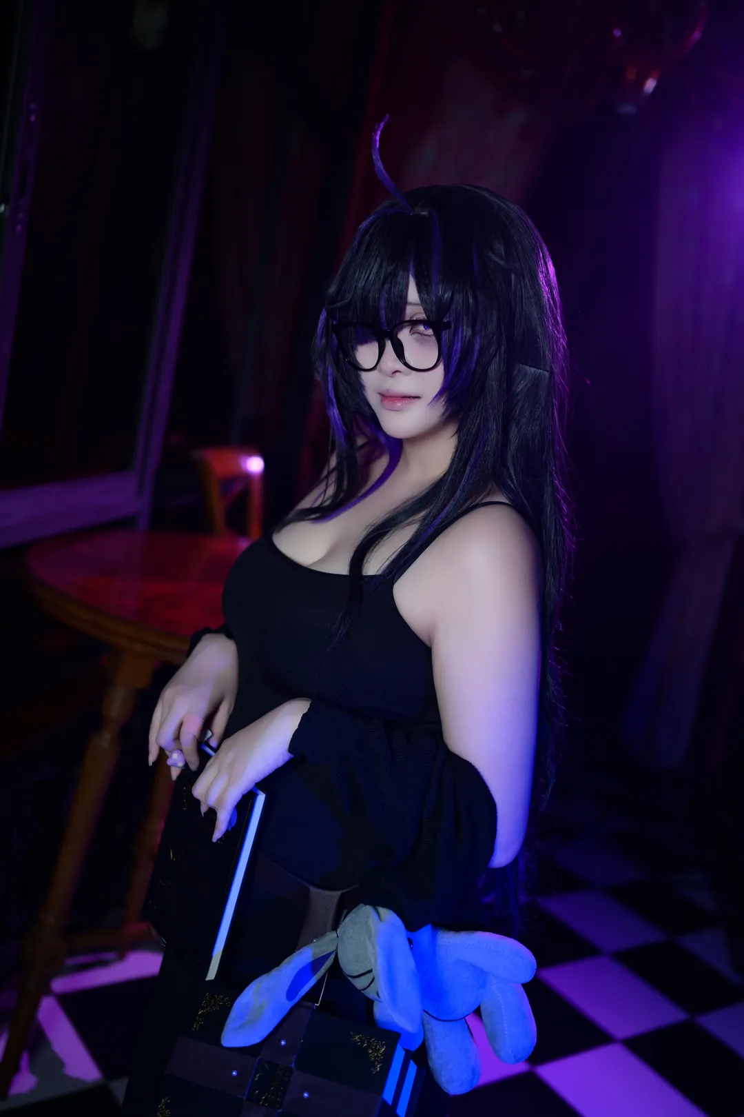 【蕾贝尔cos】胜利女神nikke暗黑系大片，紫光棋盘格下的沉浸式出片 - 第 1 张