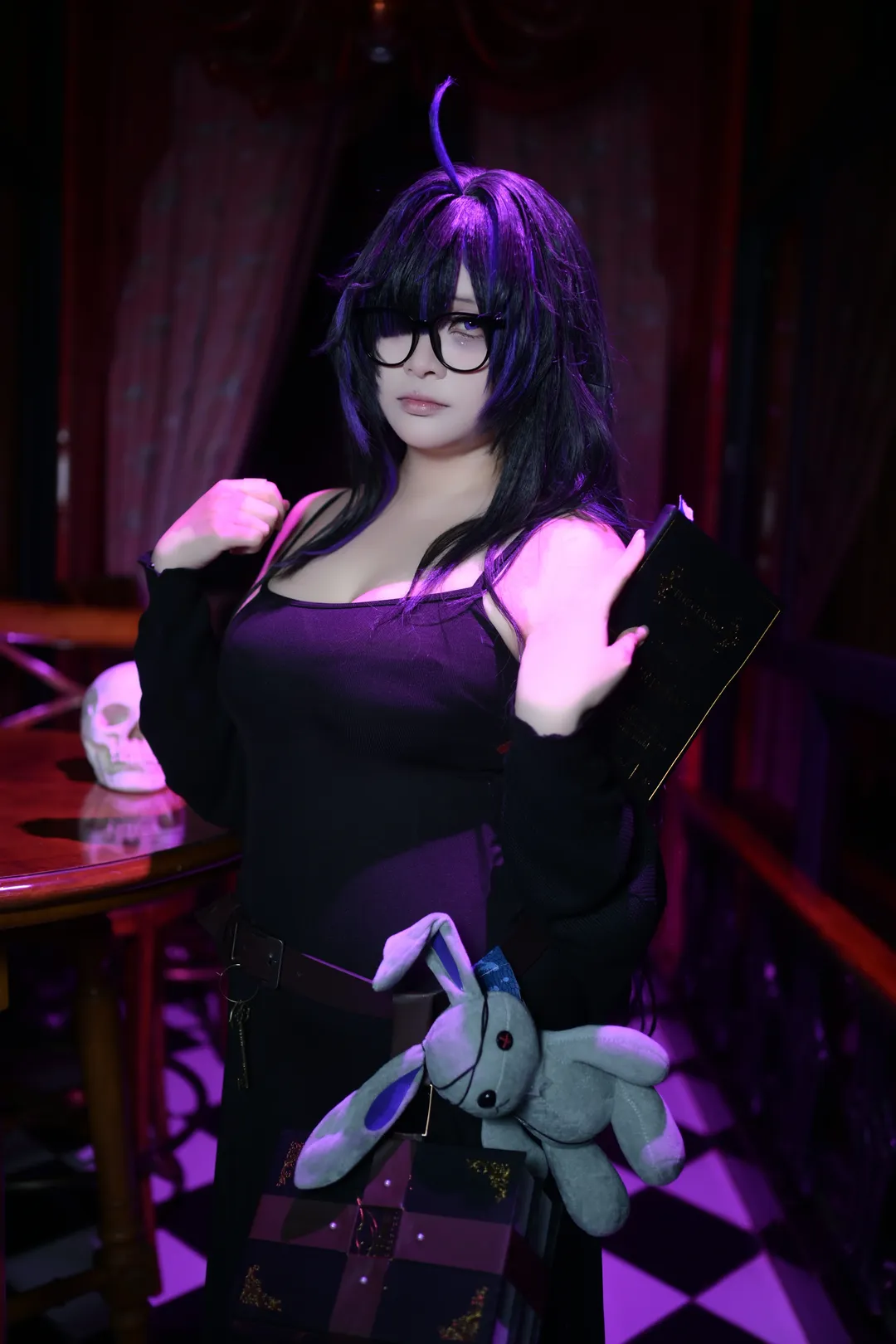【蕾贝尔cos】胜利女神nikke暗黑系大片，紫光棋盘格下的沉浸式出片 - 第 3 张