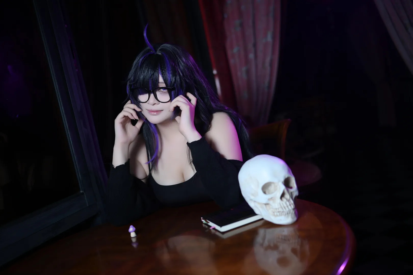 【蕾贝尔cos】胜利女神nikke暗黑系大片，紫光棋盘格下的沉浸式出片 - 第 4 张
