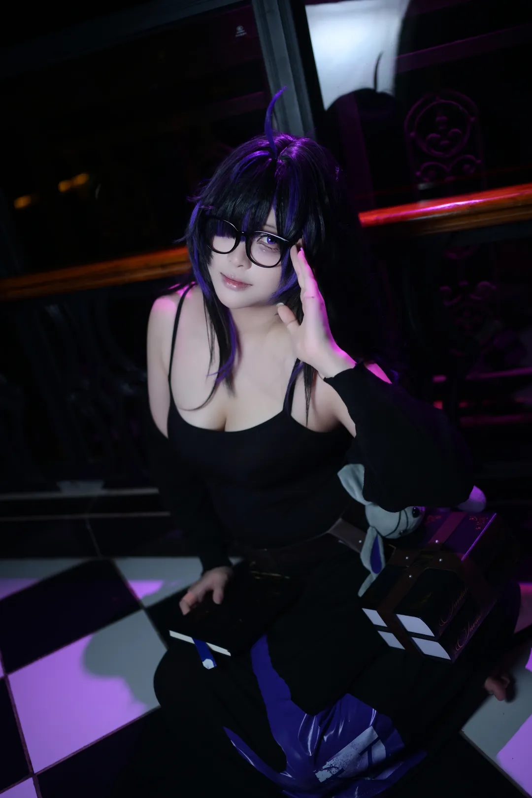 【蕾贝尔cos】胜利女神nikke暗黑系大片，紫光棋盘格下的沉浸式出片 - 第 5 张
