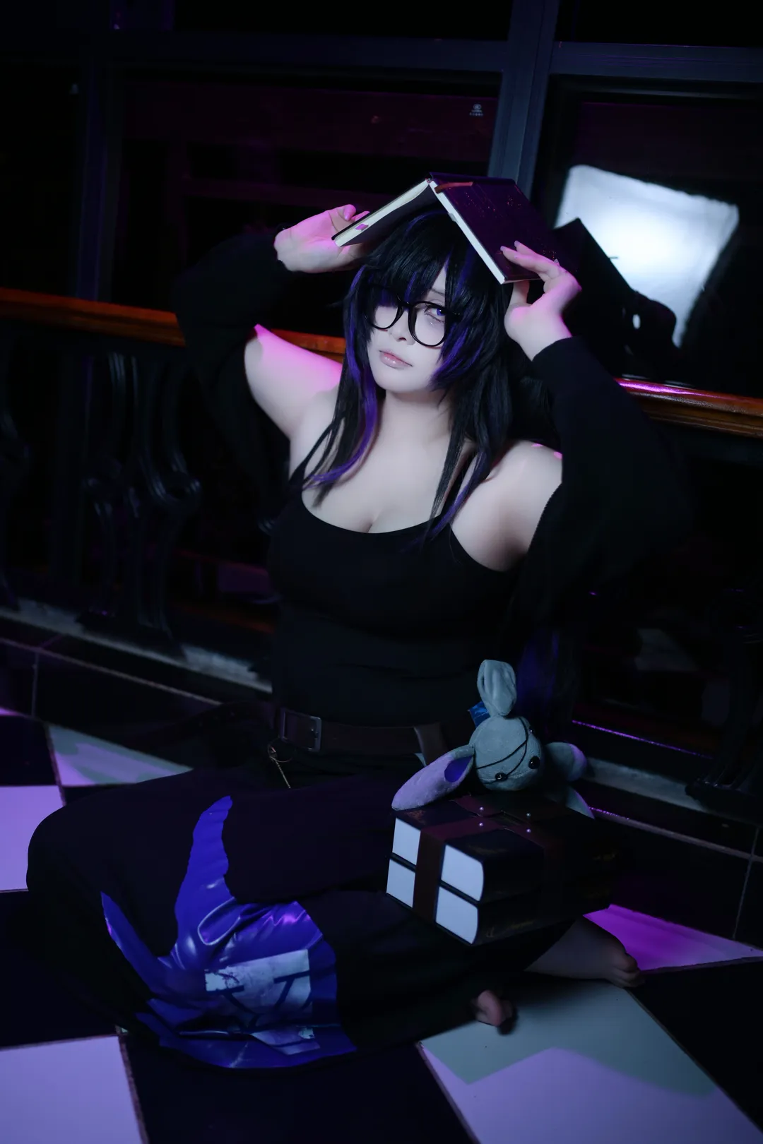 【蕾贝尔cos】胜利女神nikke暗黑系大片，紫光棋盘格下的沉浸式出片 - 第 6 张