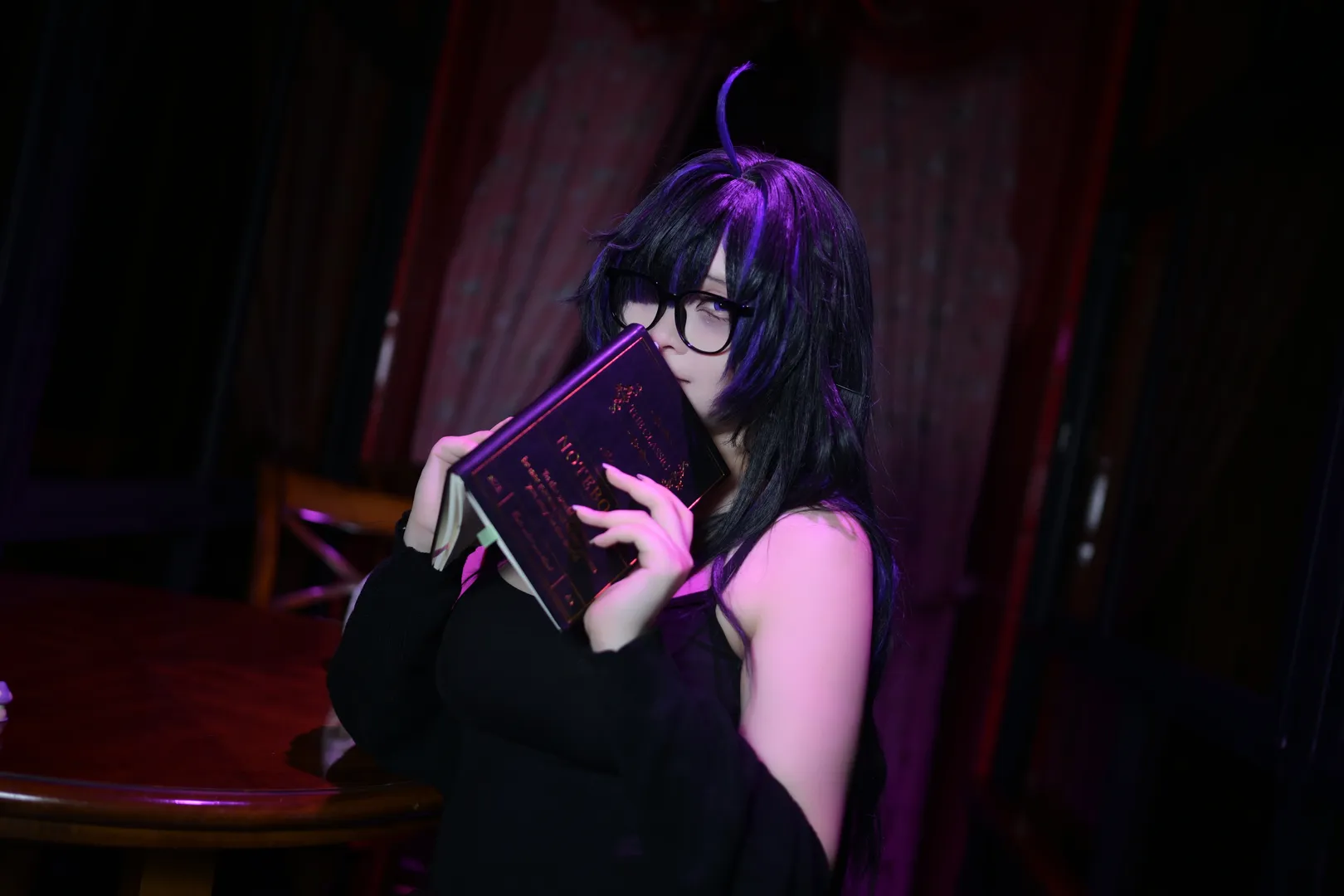 【蕾贝尔cos】胜利女神nikke暗黑系大片，紫光棋盘格下的沉浸式出片 - 第 7 张