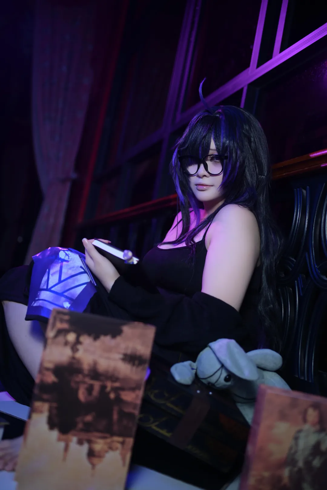 【蕾贝尔cos】胜利女神nikke暗黑系大片，紫光棋盘格下的沉浸式出片 - 第 8 张