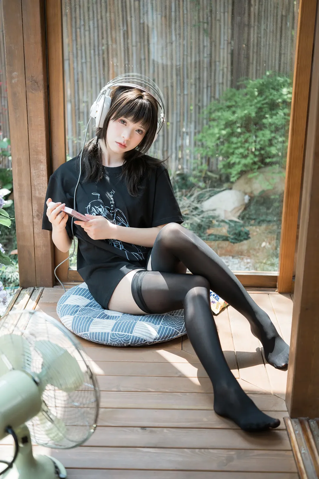 日式庭院里的慵懒夏日，黑T恤搭配白耳机与黑丝 - 第 1 张