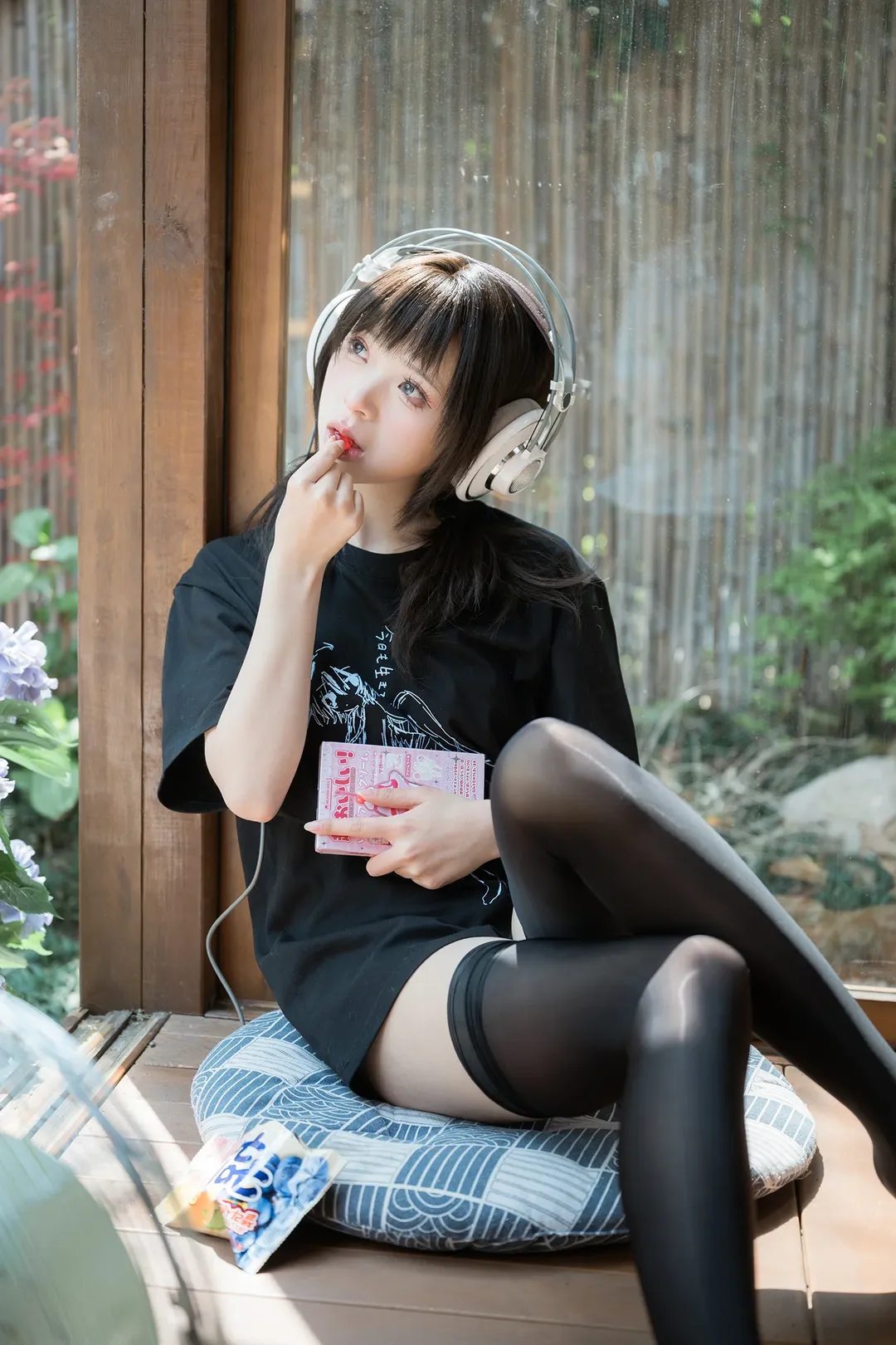 日式庭院里的慵懒夏日，黑T恤搭配白耳机与黑丝 - 第 12 张