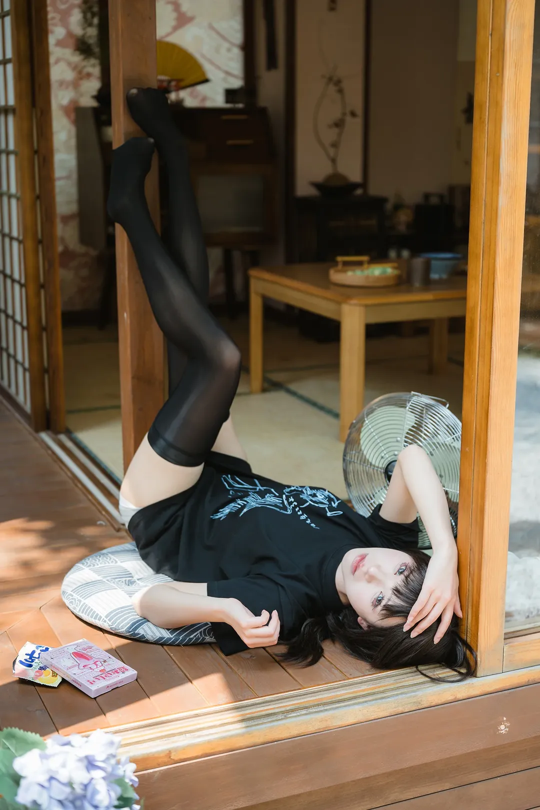 日式庭院里的慵懒夏日，黑T恤搭配白耳机与黑丝 - 第 15 张