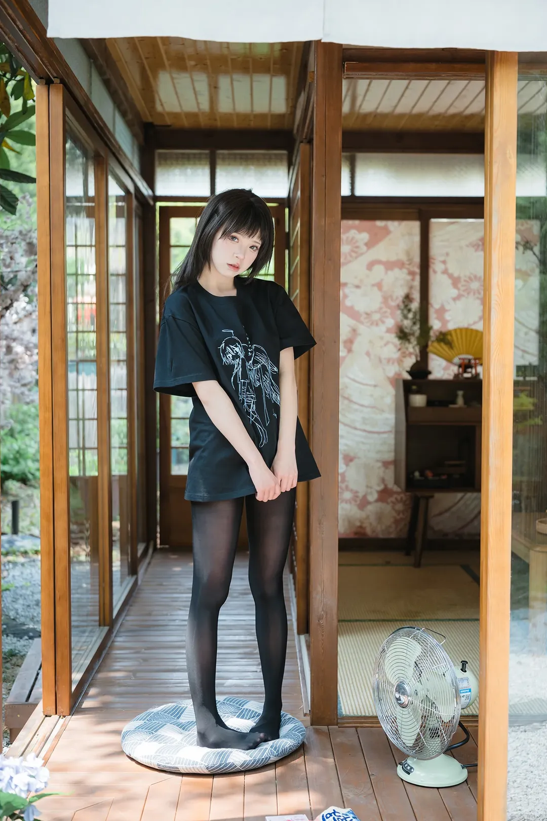 日系和风木屋里的黑T耳机少女 - 第 1 张