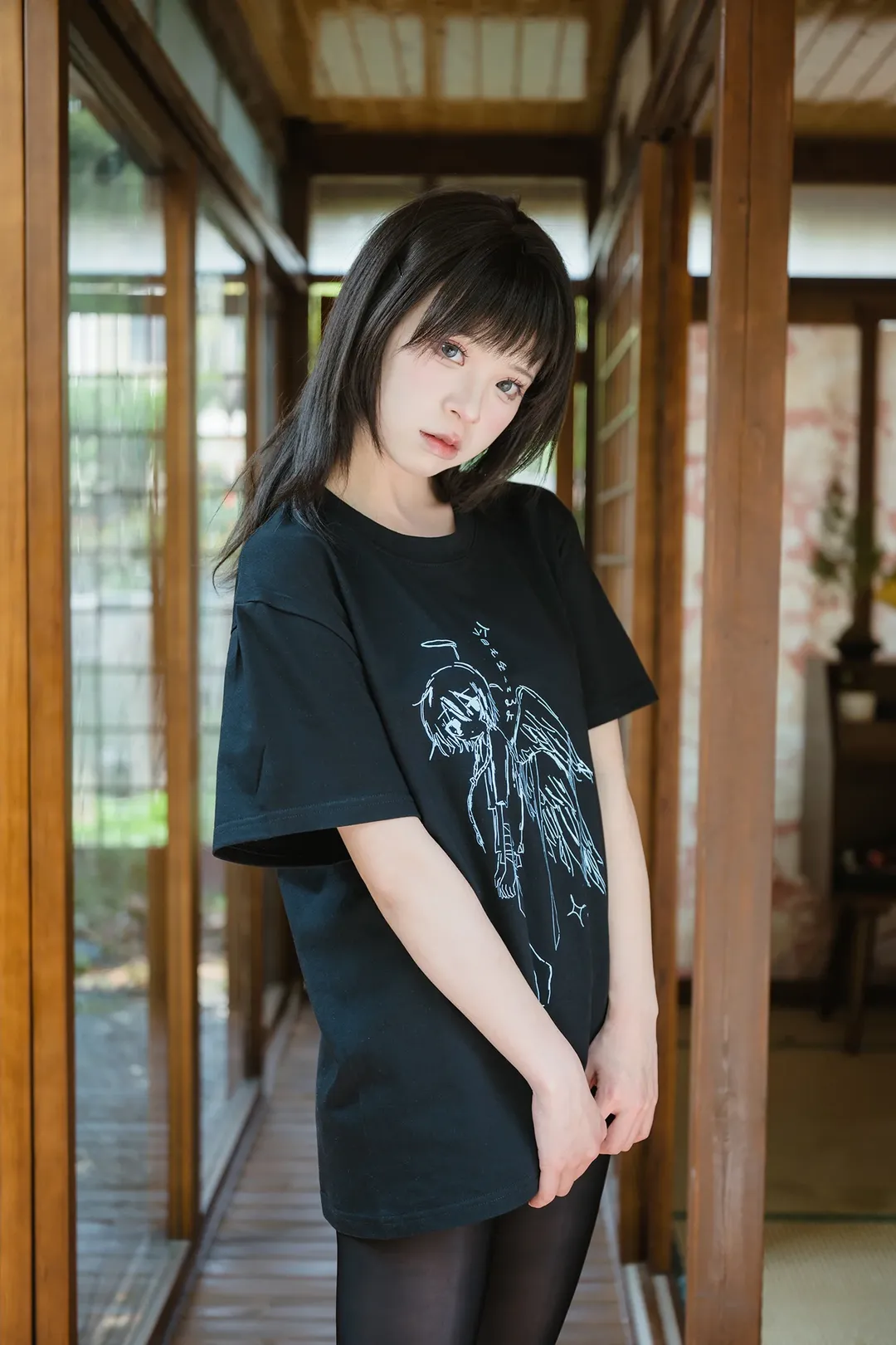 日系和风木屋里的黑T耳机少女 - 第 10 张