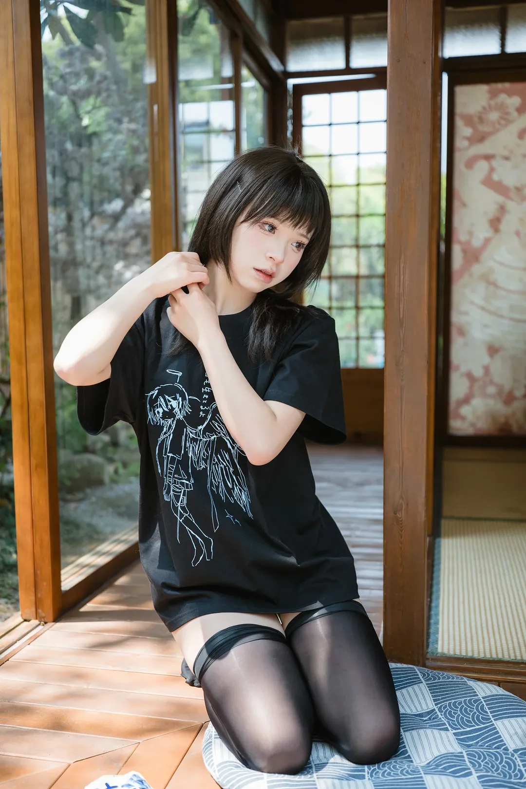 日系和风木屋里的黑T耳机少女 - 第 11 张