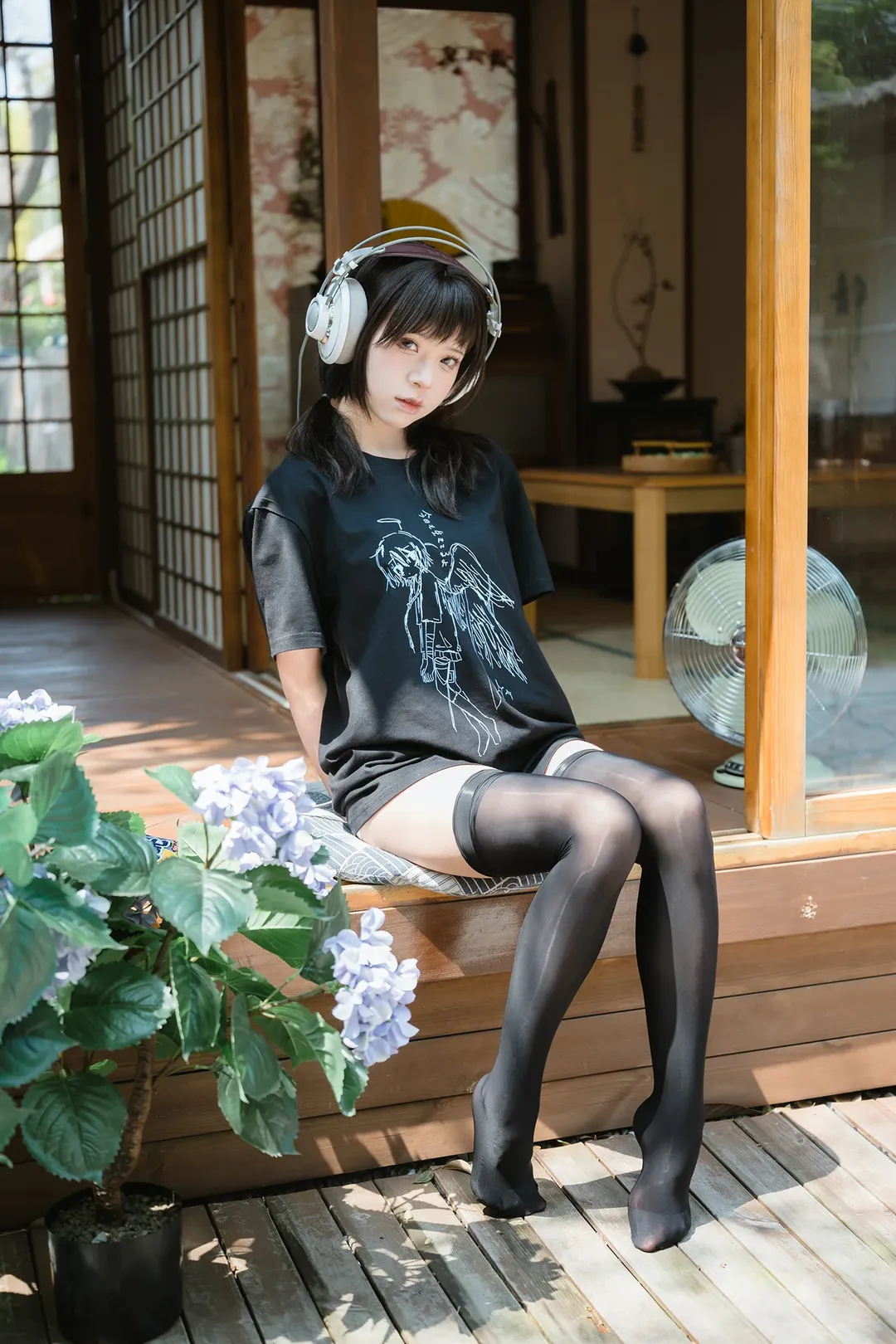 日系和风木屋里的黑T耳机少女 - 第 2 张