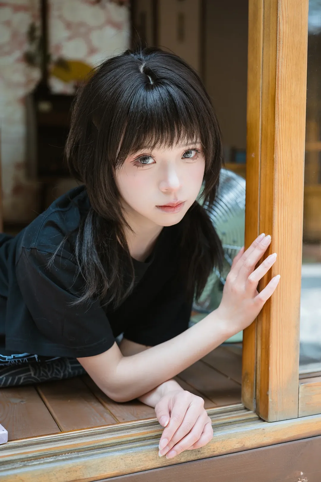 日系和风木屋里的黑T耳机少女 - 第 3 张