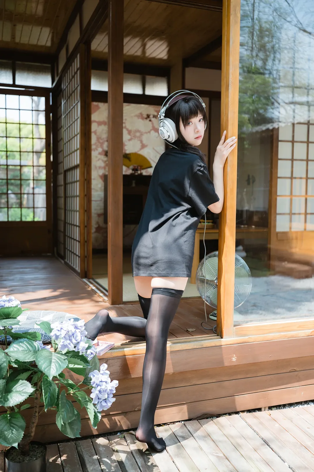 日系和风木屋里的黑T耳机少女 - 第 5 张