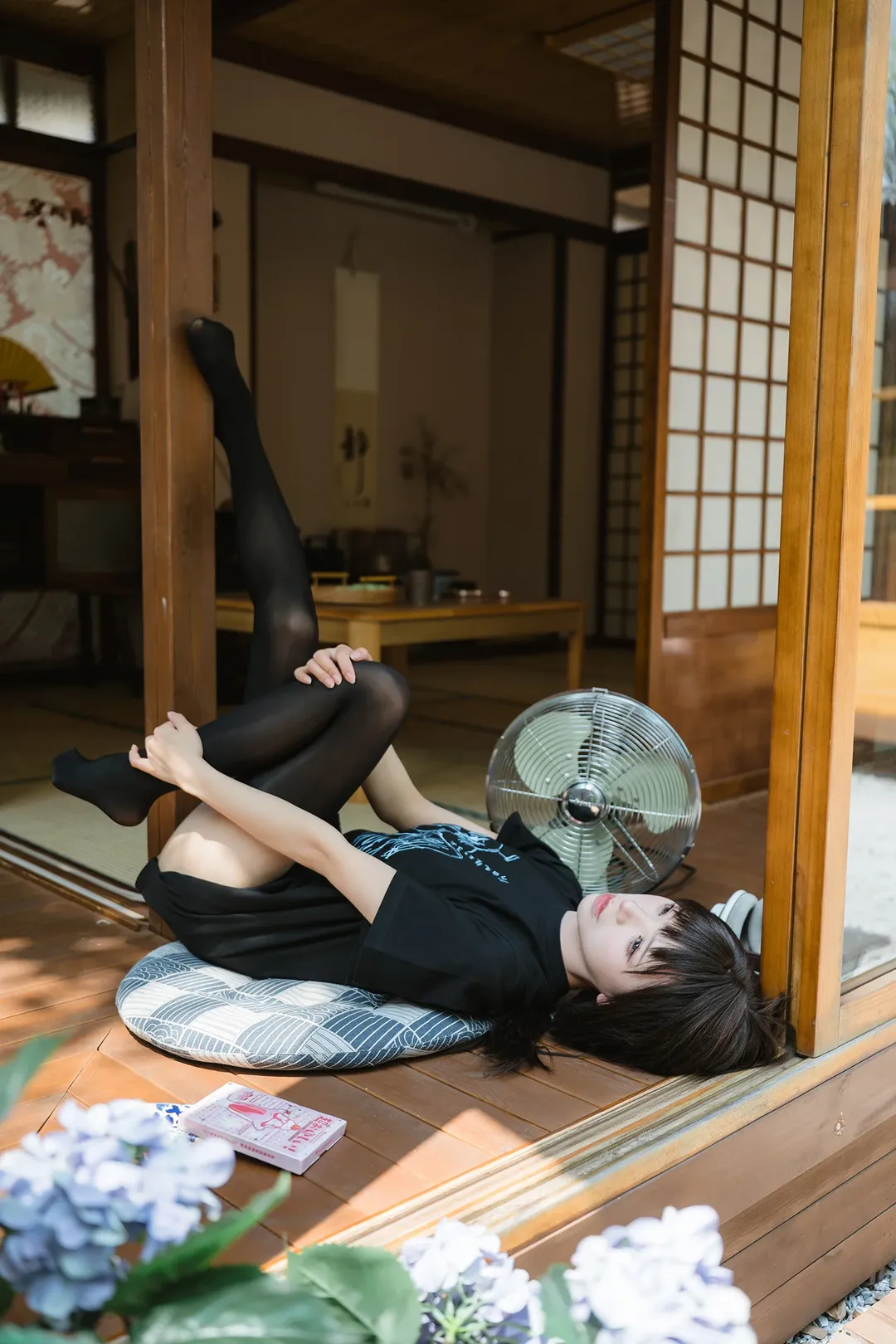 日系和风木屋里的黑T耳机少女 - 第 6 张
