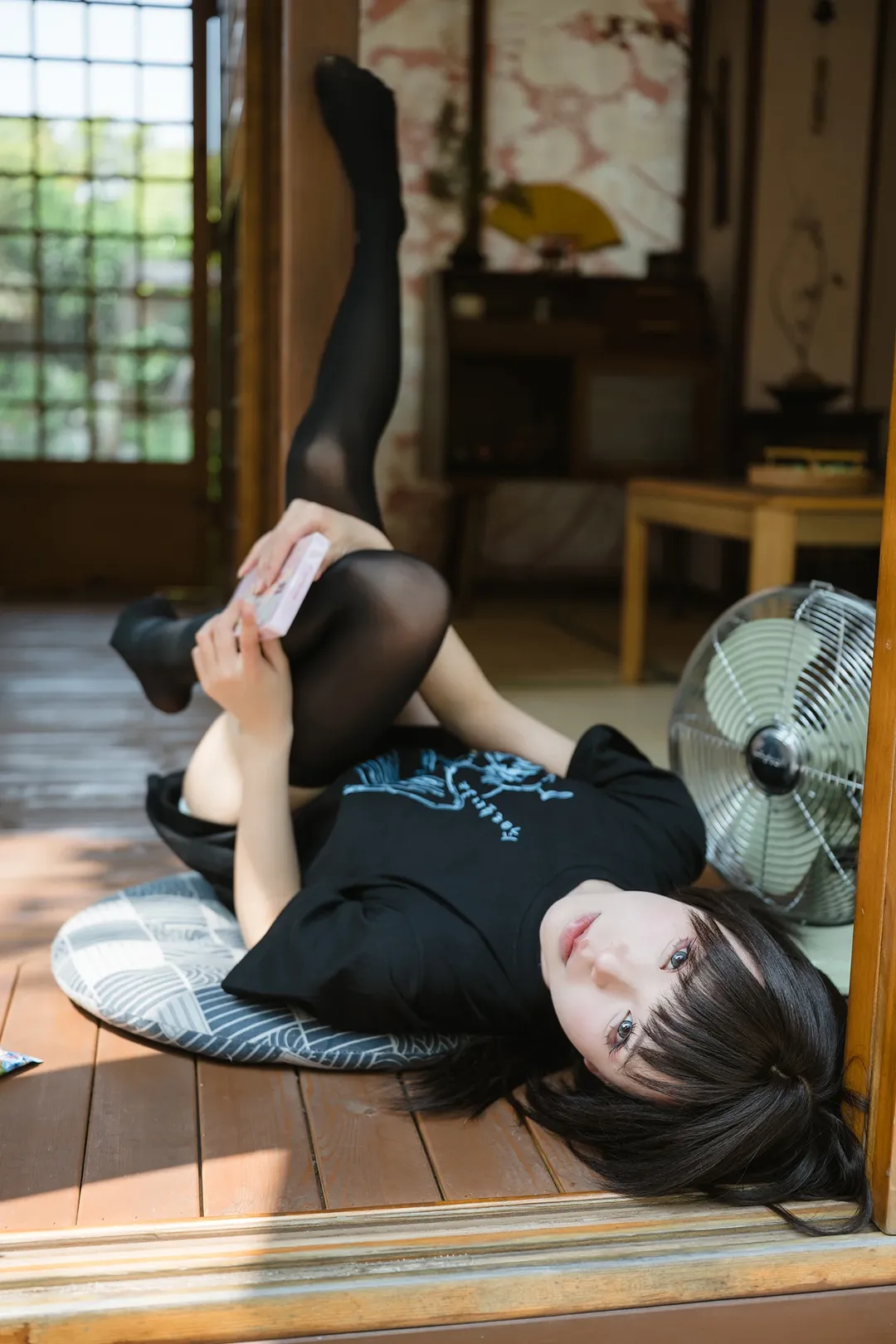 日系和风木屋里的黑T耳机少女 - 第 7 张