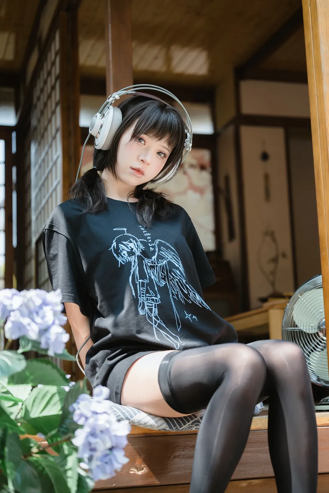 日系和风木屋里的黑T耳机少女 - 第 8 张