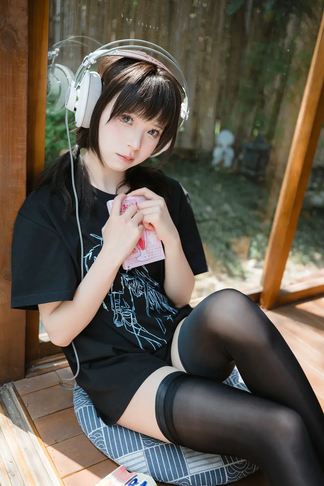 日系和风木屋里的黑T耳机少女 - 第 9 张