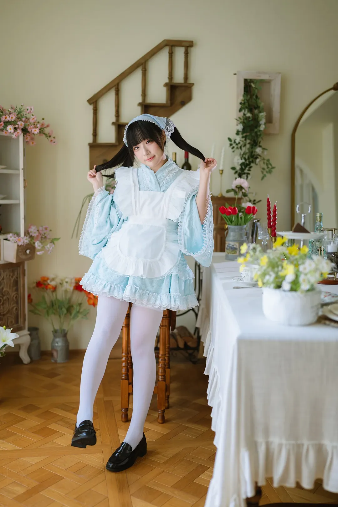 浅蓝蕾丝女仆装与复古场景的夏日碰撞 - 第 11 张