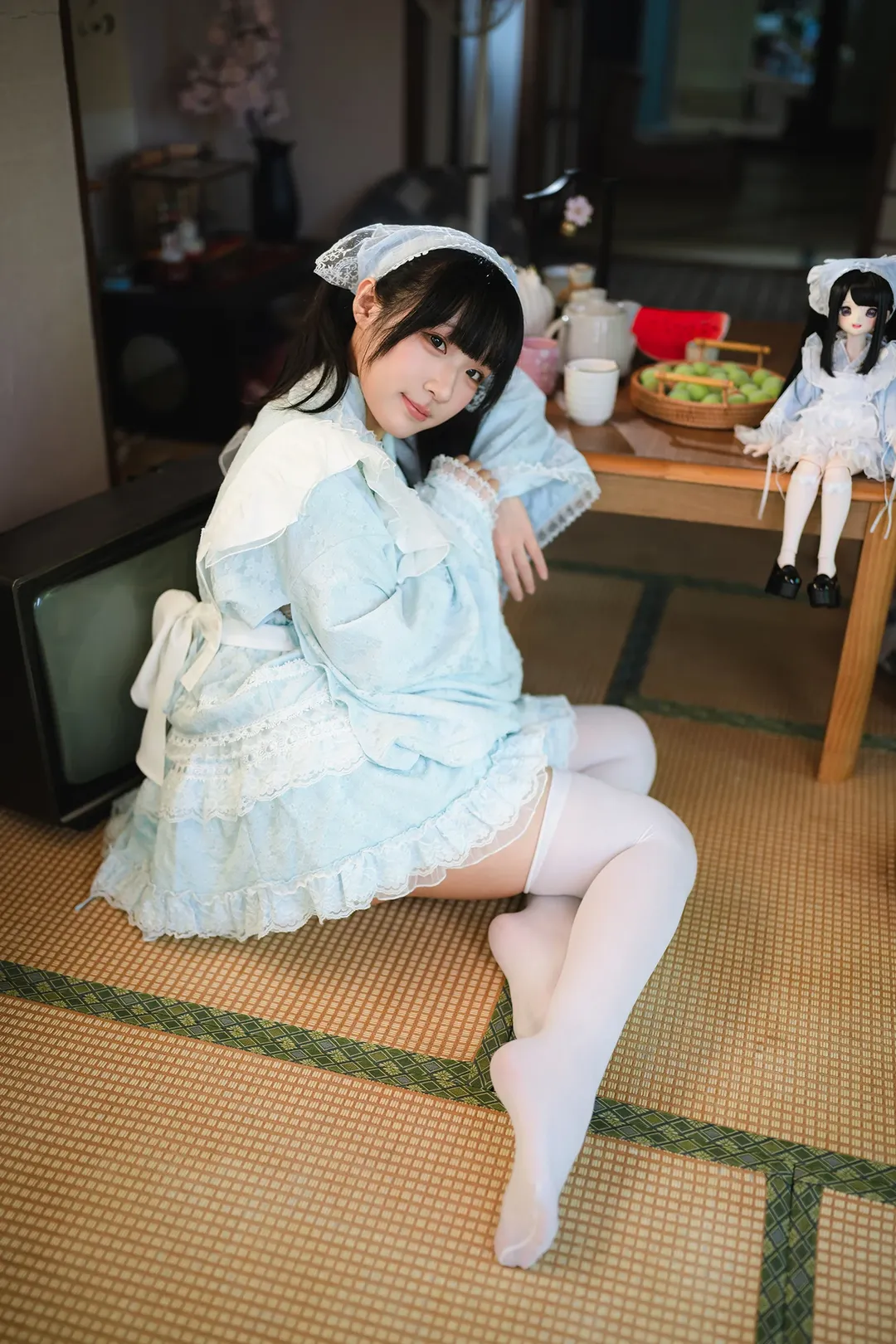 浅蓝蕾丝女仆装与复古场景的夏日碰撞 - 第 3 张