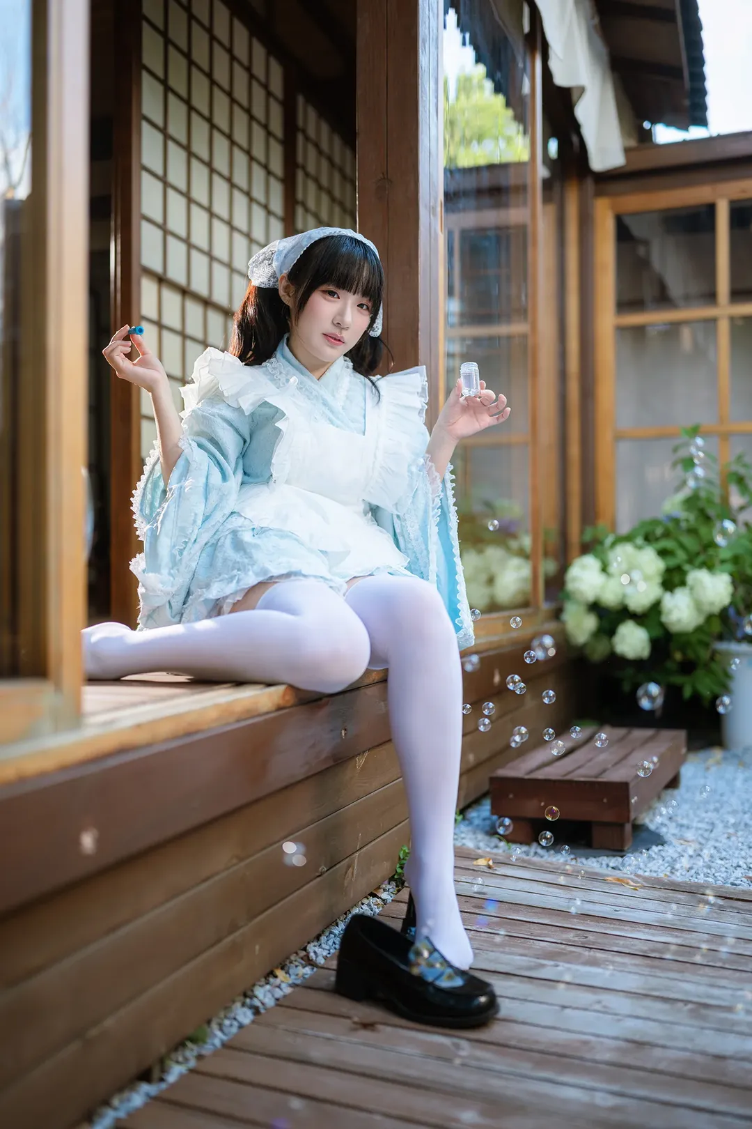 浅蓝蕾丝女仆装与复古场景的夏日碰撞 - 第 9 张