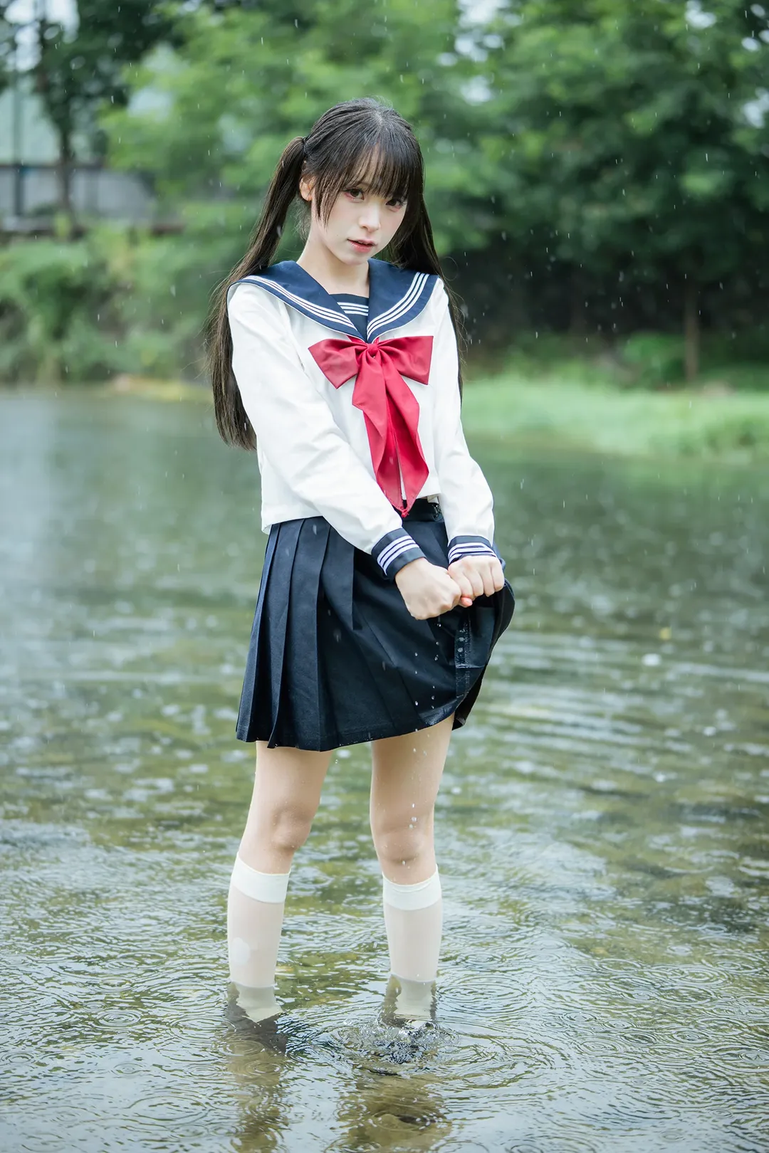 雨中的水手服：溪流與透明傘的外景拍攝 - 第 1 張