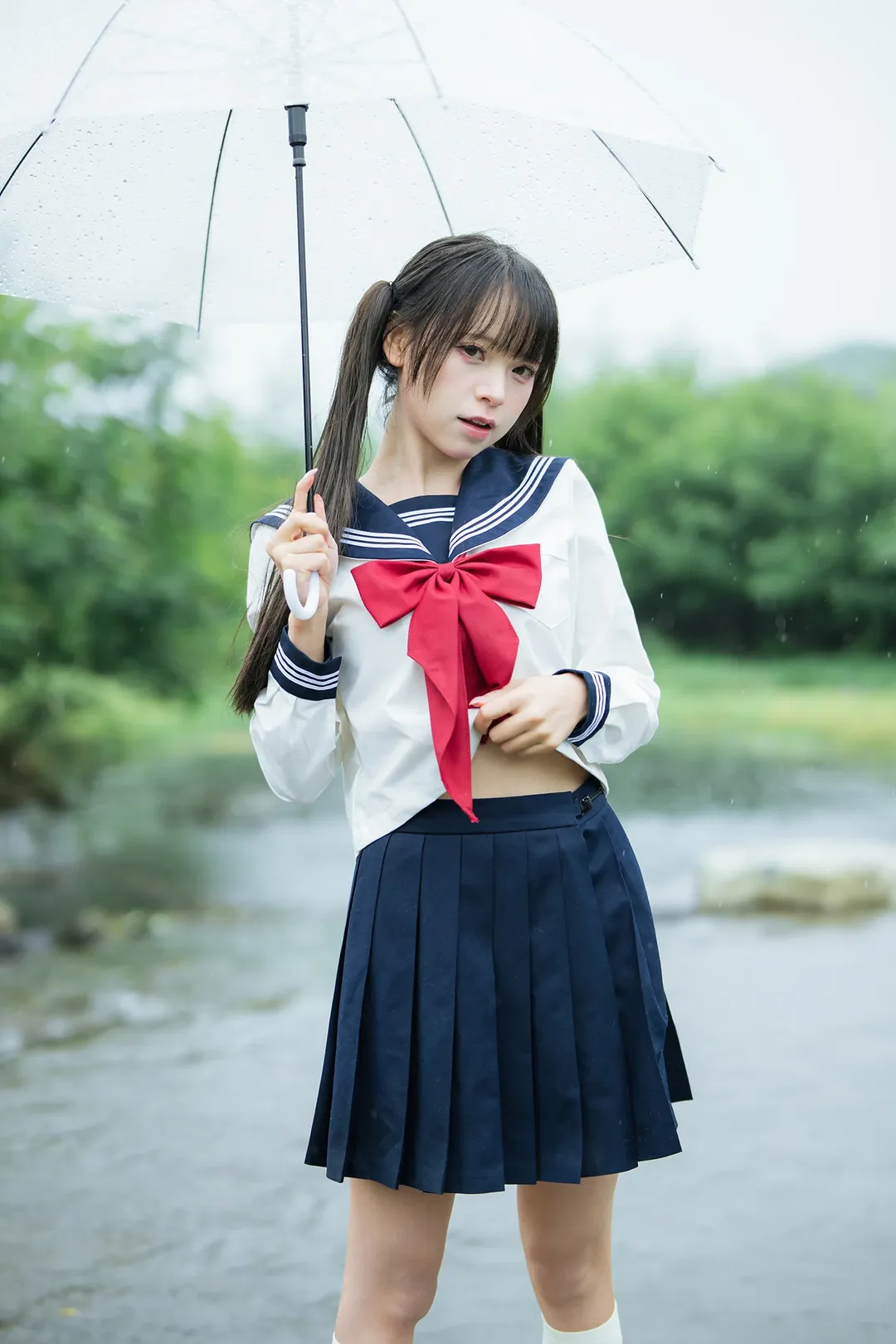雨中的水手服：溪流與透明傘的外景拍攝 - 第 12 張