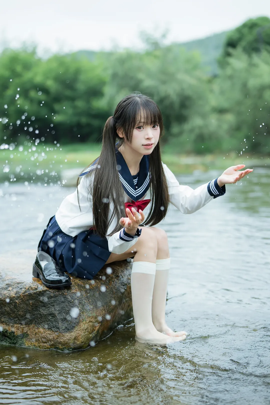雨中的水手服：溪流與透明傘的外景拍攝 - 第 13 張