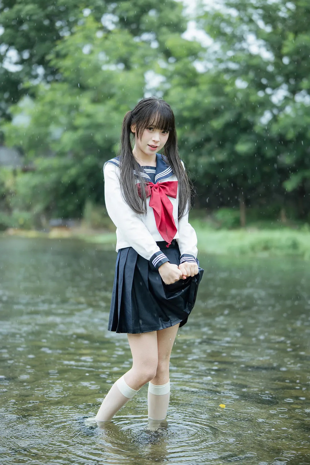 雨中的水手服：溪流與透明傘的外景拍攝 - 第 14 張