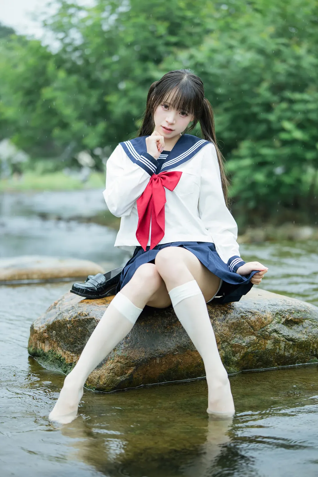 雨中的水手服：溪流與透明傘的外景拍攝 - 第 16 張