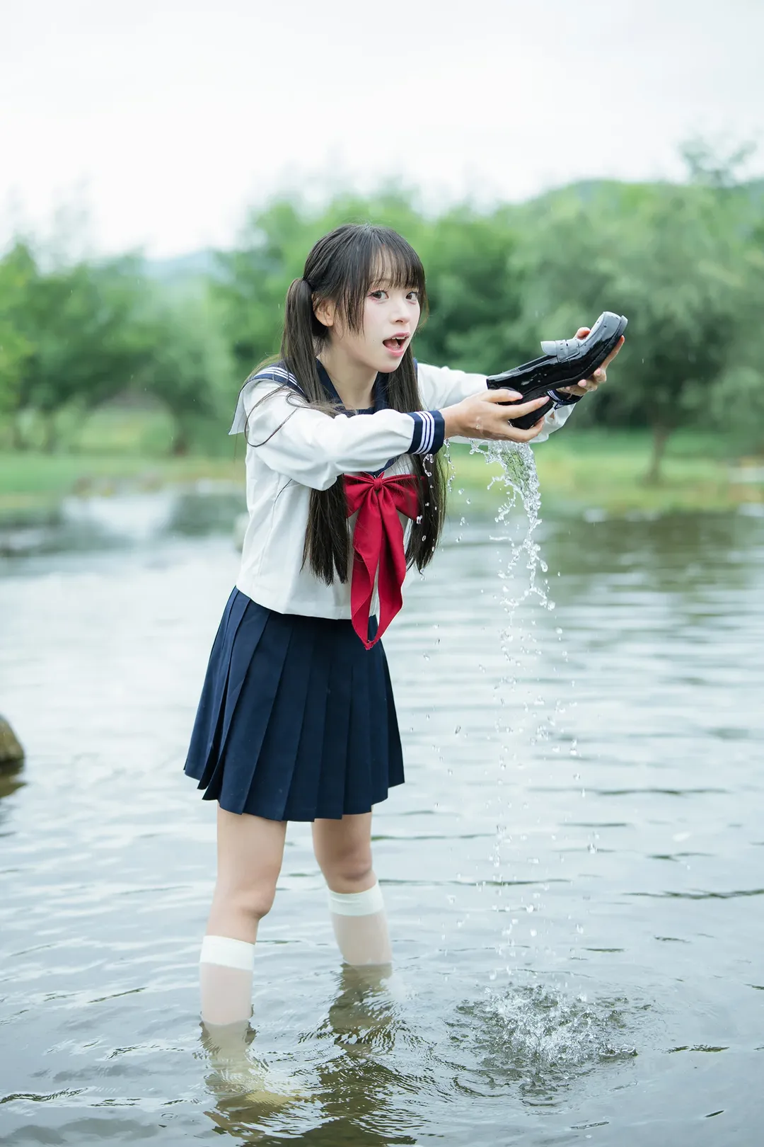 雨中的水手服：溪流與透明傘的外景拍攝 - 第 18 張