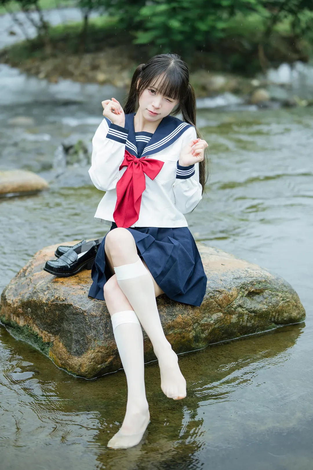雨中的水手服：溪流與透明傘的外景拍攝 - 第 2 張