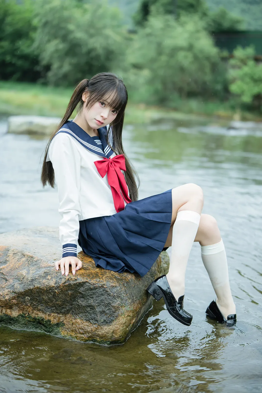 雨中的水手服：溪流與透明傘的外景拍攝 - 第 3 張