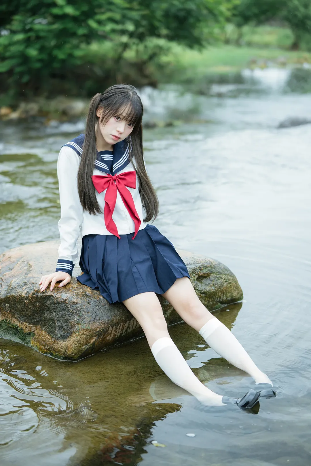 雨中的水手服：溪流與透明傘的外景拍攝 - 第 5 張