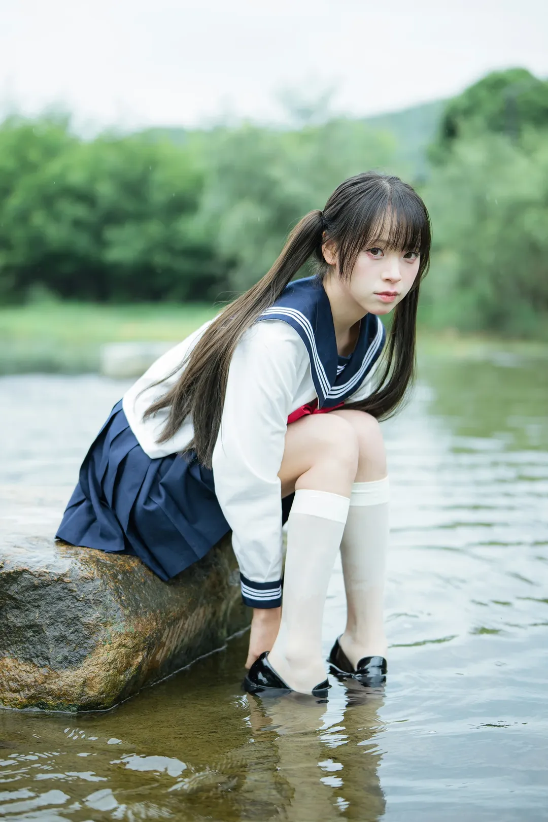 雨中的水手服：溪流與透明傘的外景拍攝 - 第 6 張